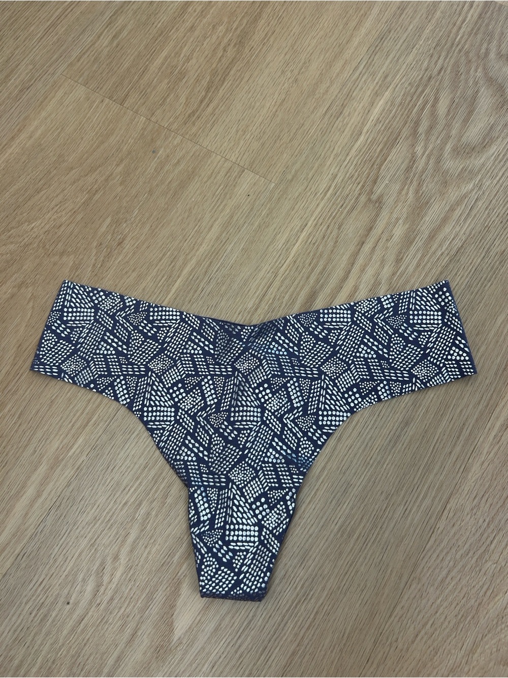 Victoria’s Secret No Show Thong Panty M
